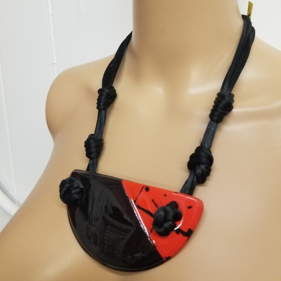 VINTAGE ARTISTIC STATEMENT BLACK & RED PENDANT & SILK CORD NECKLACE - Picture 2 of 6